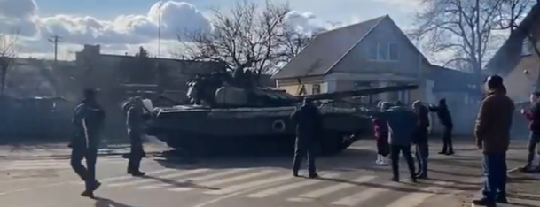 Gewaltfreier Widerstand von Ukrainer*innen gegen Panzer im Ukrainekrieg