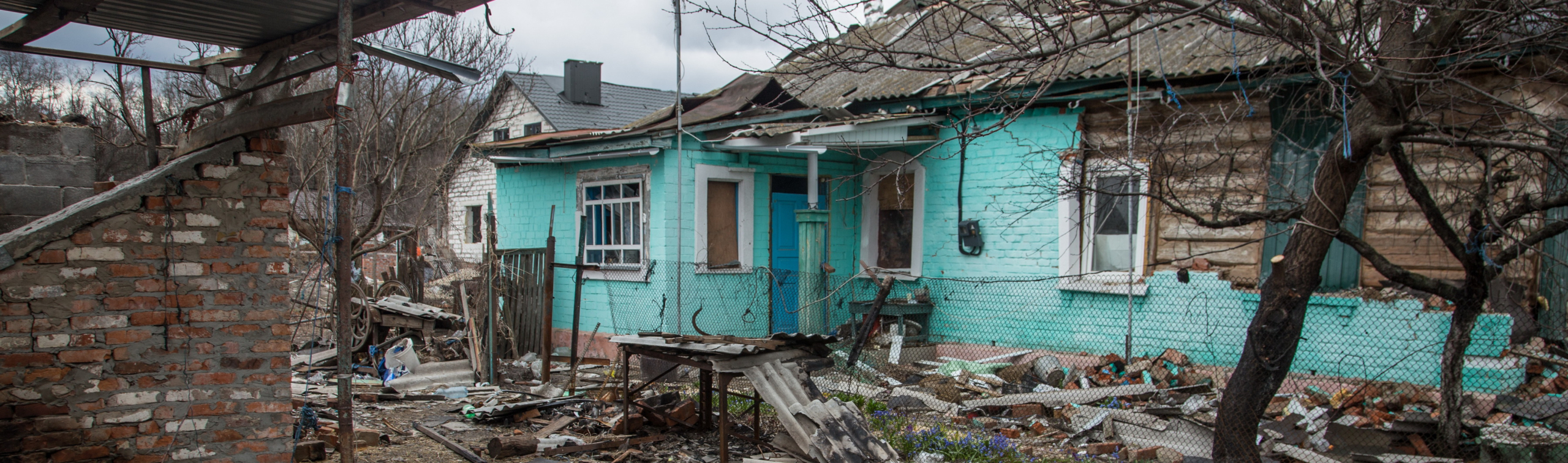 Zerstörtes Haus in Novoselivka, nahe Chernihiv, Ukraine