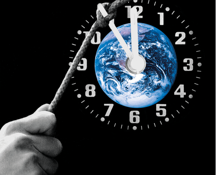 Uhrwerk auf 5 vor 12 wird von einem Strick zurückgezogen. Die Uhr ist eine Weltkugel. Der Strick wird von einer Hand unten links zurückgezogen.