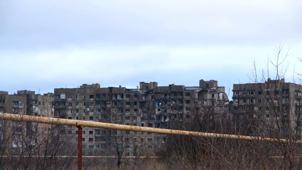 Zerstörung in Toretsk Wohngebäude in Toretsk (Donezk), von russischem Beschuss beschädigt. Dezember 2023.