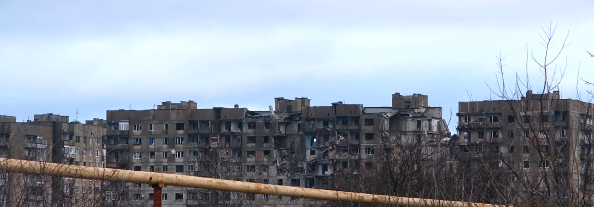 Wohngebäude in Toretsk (Donezk), von russischem Beschuss beschädigt. Dezember 2023.