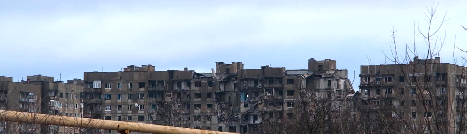 Wohngebäude in Toretsk (Donezk), von russischem Beschuss beschädigt. Dezember 2023.