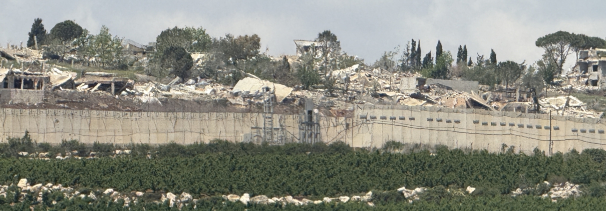 Zerstörtes libanesisches Dorf auf einem Hügel oberhalb der israelischen Sperranlage/Mauer in Nordisrael/Südlibanon.