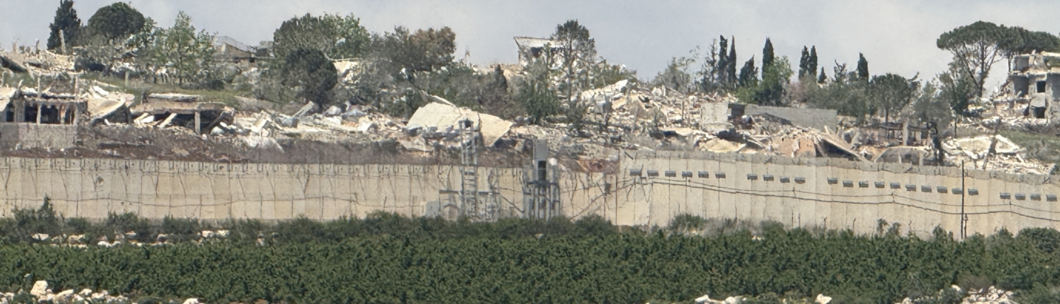 Zerstörtes libanesisches Dorf auf einem Hügel oberhalb der israelischen Sperranlage/Mauer in Nordisrael/Südlibanon.