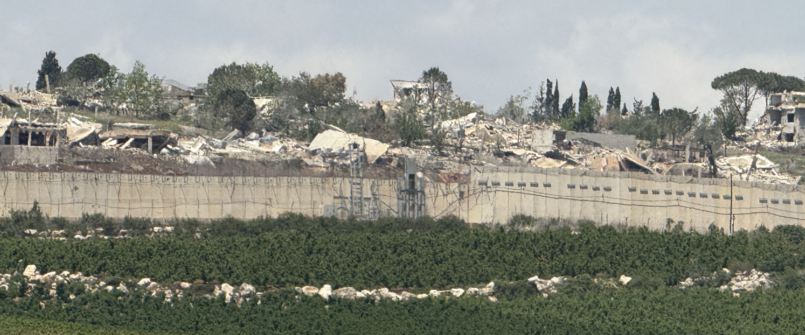 Kila (Libanon) in Ruinen Zerstörtes libanesisches Dorf auf einem Hügel oberhalb der israelischen Sperranlage/Mauer in Nordisrael/Südlibanon.