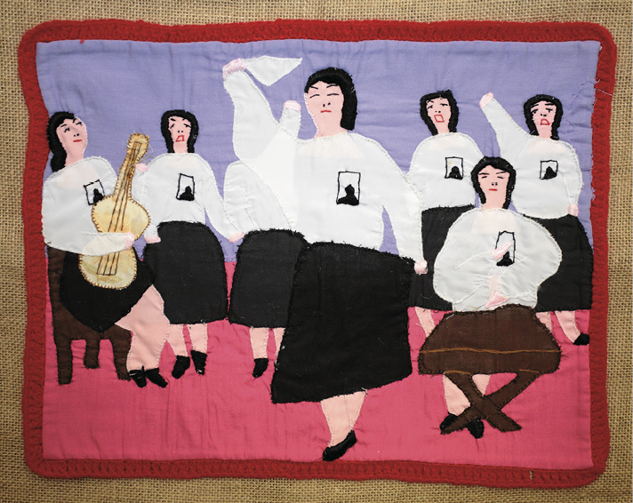 Abb. 1: »La Cueca Sola«, Violeta Morales, Chile 1989. Conflict Textiles Collection, Schenkung des Oshima Hakko Museums (Foto: M. Melaugh © Conflict Textiles).