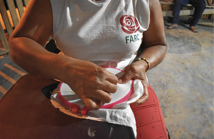 Abb. 2: Teilnehmerin eines Textilworkshops, San José de Leon, Kolumbien, April 2019 (Foto: L. Coral).