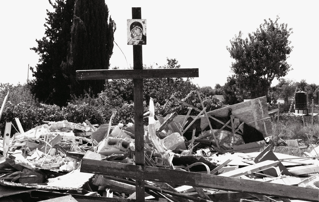 Abb. 1: Das Kreuz wacht über das zerstörte Haus der Familie Qaiyeh (Foto: Tim Bausch).